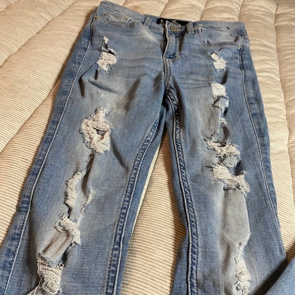 HOLLISTER // DISTRESSED HR SUPER SKINNY - Picture 6 of 10